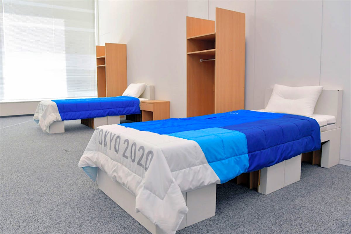 Кровати в олимпийской деревне в Токио